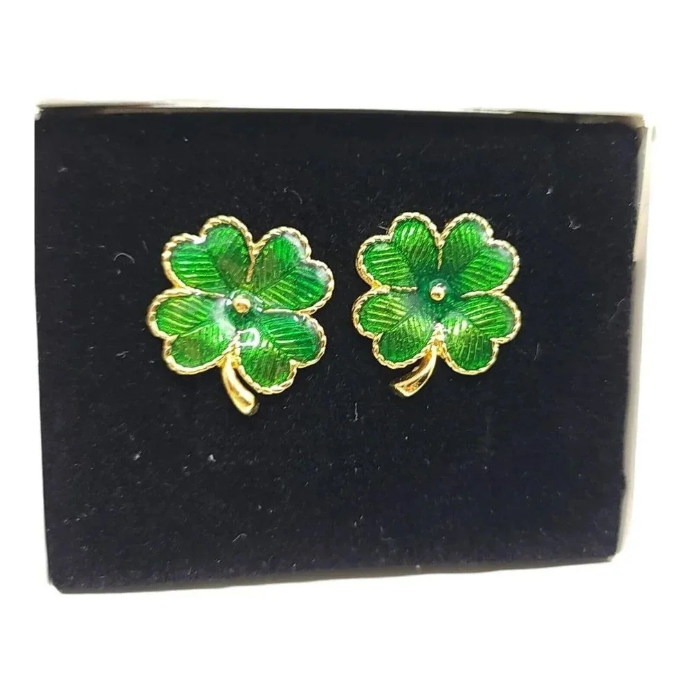 Avon Lucky Clover Green Enamel 4 Leaf Clover Pierced Earrings St Patrick NOS 92